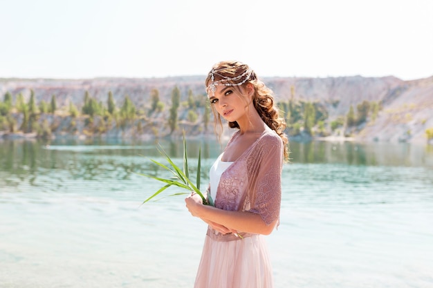 retrato de una hermosa novia en el fondo de un hermoso lago