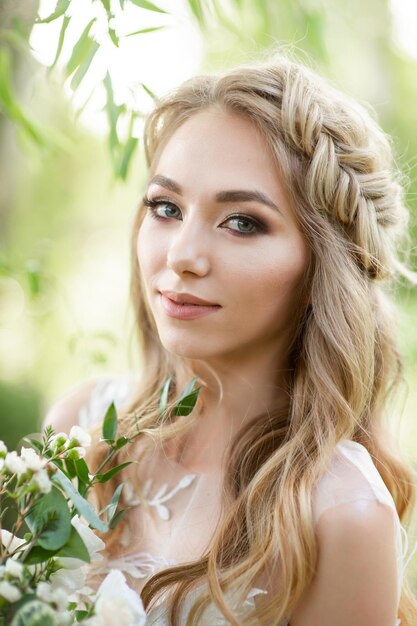 Retrato de una hermosa novia en un primer plano de vestido de novia blanco