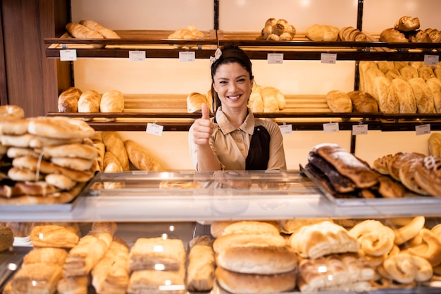 Retrato de una hermosa panadera que trabaja en una panadería