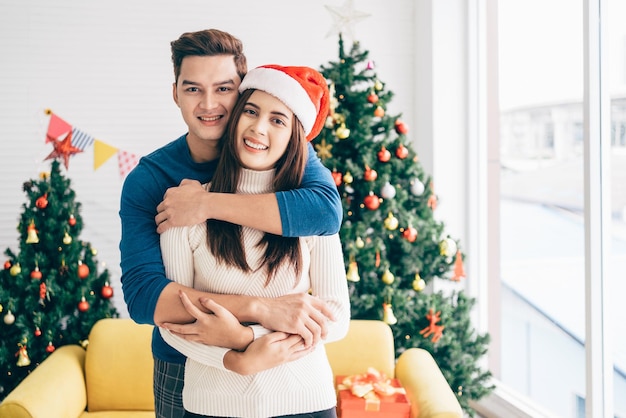 Retrato de una hermosa pareja amorosa asiática que se une y sonríe y mira a la cámara mientras celebra las vacaciones de Navidad y el evento de Año Nuevo Buena relación pareja durante las vacaciones de Navidad