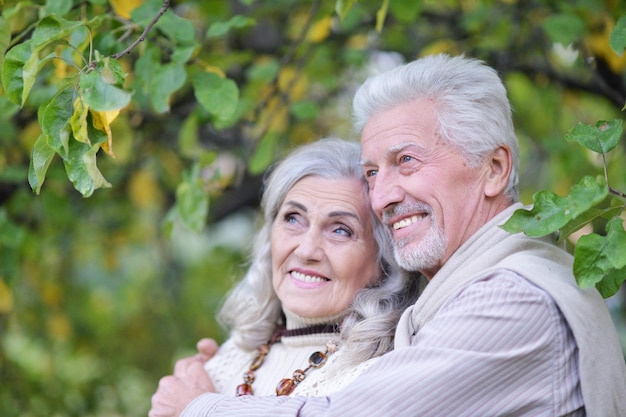 Retrato de una hermosa pareja de ancianos abrazándose