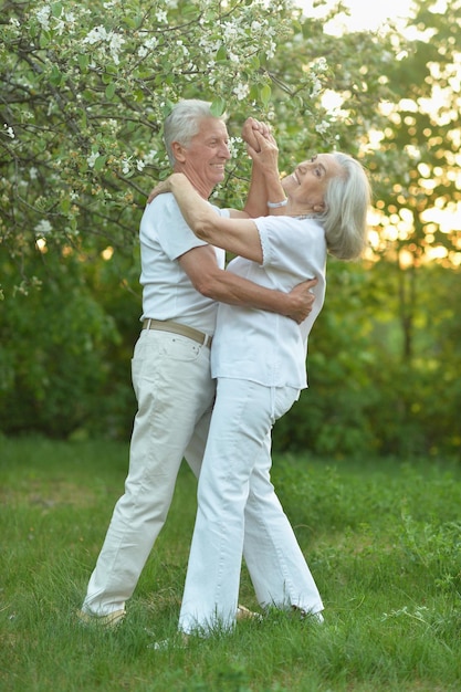 Retrato de una hermosa pareja de ancianos bailando en el parque