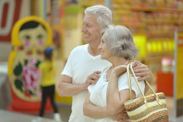 Retrato de hermosa pareja de ancianos en el centro comercial