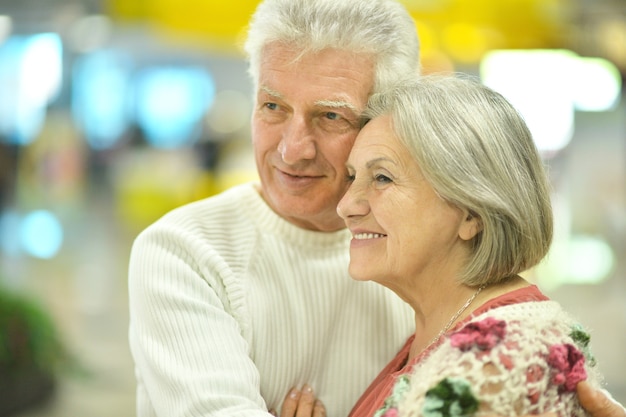 Retrato de una hermosa pareja de ancianos en el centro comercial