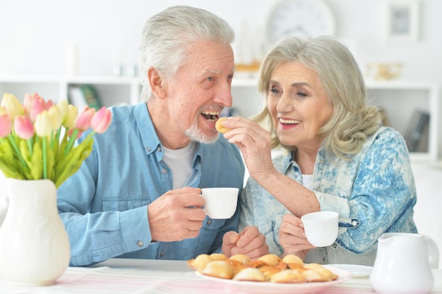 Retrato de una hermosa pareja de ancianos desayunando