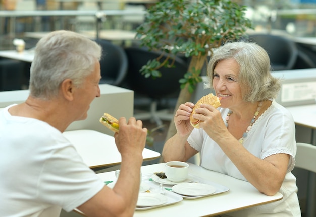 Foto retrato de hermosa pareja de ancianos en fecha