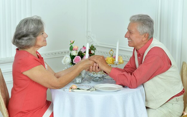 Retrato de hermosa pareja de ancianos en fecha