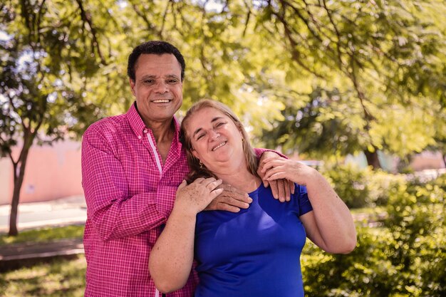 Retrato de una hermosa pareja de ancianos en el parque feliz pareja mayor