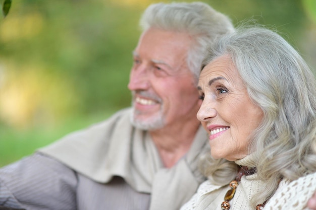 Retrato de una hermosa pareja de ancianos en el parque