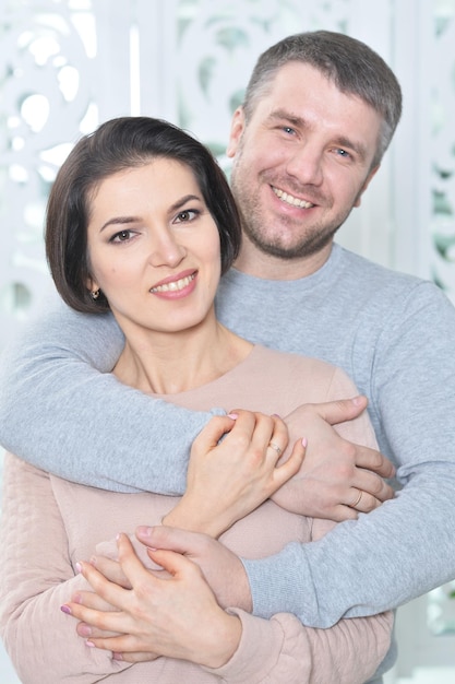 Retrato de una hermosa pareja bonita posando