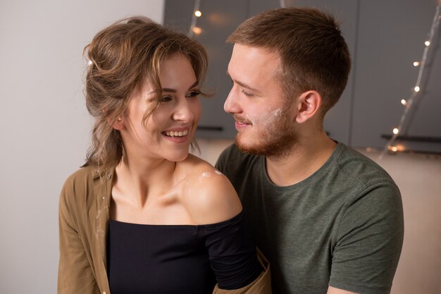 Retrato de hermosa pareja en la cocina durante la hora del desayuno