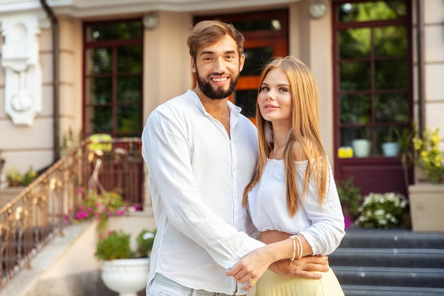 Foto retrato de una hermosa pareja enamorada concepto de amor romántico