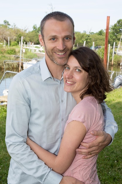 Retrato de una hermosa pareja feliz abrazo y día de amor