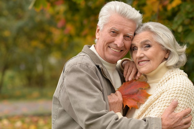 Retrato de una hermosa pareja mayor caucásica en el parque