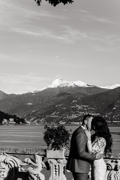 retrato de una hermosa pareja de novios en Italia