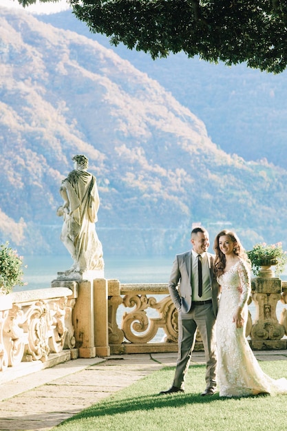 retrato de una hermosa pareja de novios en Italia