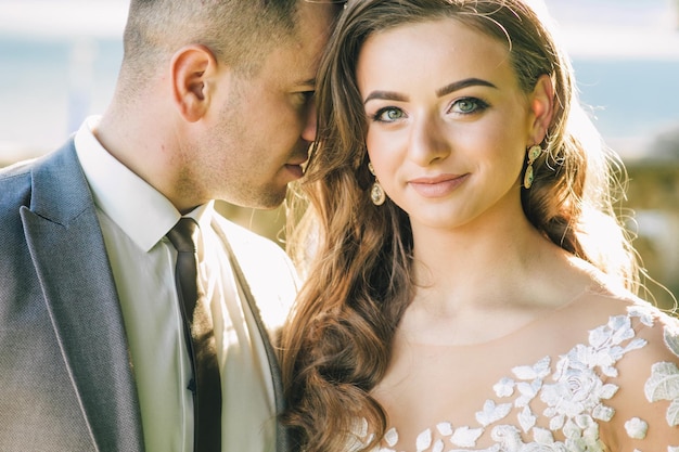 retrato de una hermosa pareja de novios en Italia