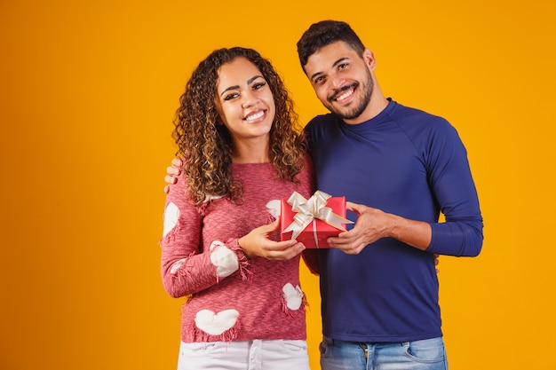 Retrato de una hermosa pareja con un regalo