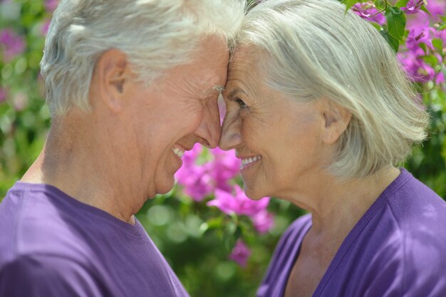 Retrato de hermosa pareja senior al aire libre en el parque de verano