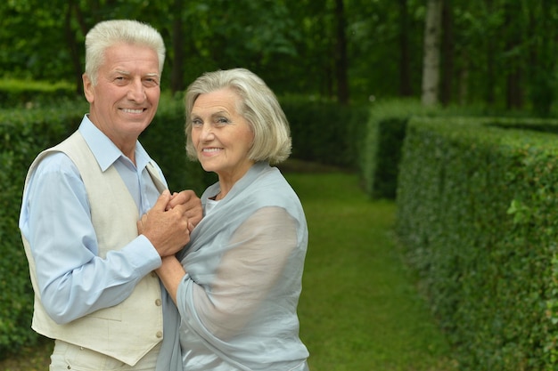 Retrato de hermosa pareja senior caucásica en el parque