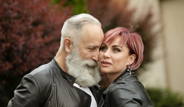 Retrato de hermosa pareja senior caucásica posando al aire libre.