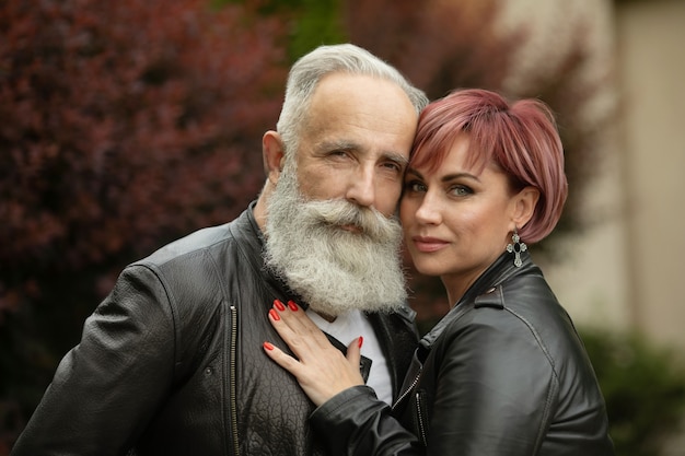 Retrato de hermosa pareja senior caucásica posando al aire libre.