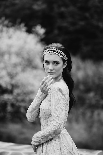 Retrato de una hermosa princesa en el jardín Foto en blanco y negro