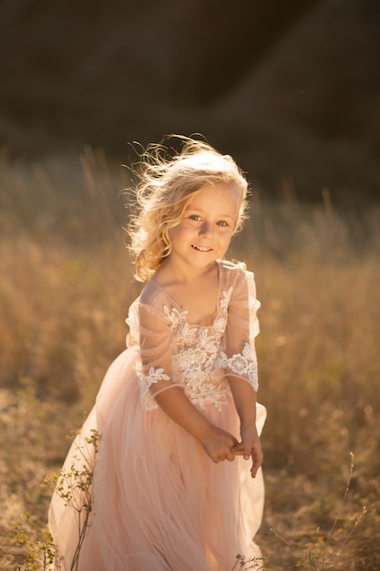 Retrato de una hermosa princesita con un vestido rosa