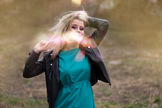 Retrato de una hermosa rubia en la puesta de sol en la naturaleza Concepto de felicidad