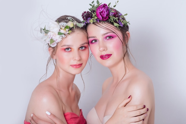 Retrato de hermosas chicas jóvenes con maquillaje brillante de moda desnuda