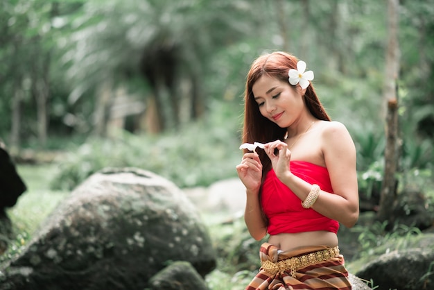 Retrato de hermosas mujeres asiáticas en cascada en la selva