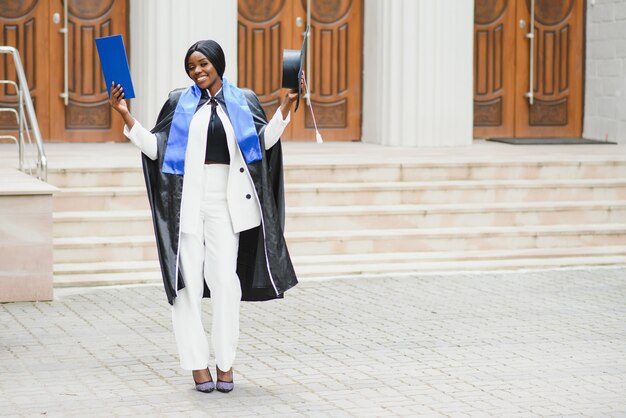 Retrato, de, hermoso, afroamericano, graduado