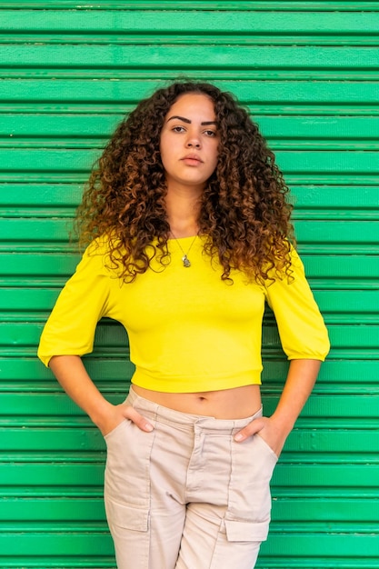 Retrato, de, hermoso, alegre, niña, mirar cámara del juez, brasileño, niña, con, pelo rizado