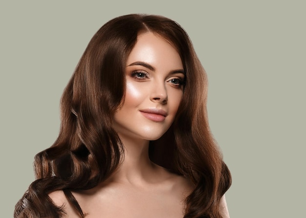 Retrato hermoso cabello piel mujer belleza mujer pelo largo y rizado. Fondo de color verde