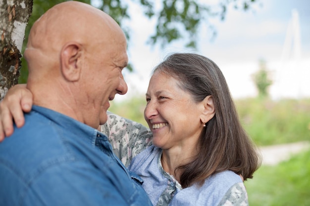 Retrato, de, hermoso, caucásico, pareja mayor, abrazar