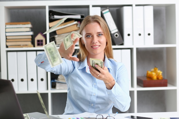 Retrato hermoso de la empresaria Dispersando dinero