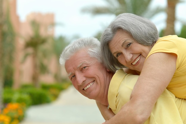 retrato, de, hermoso, feliz, pareja mayor, abrazar