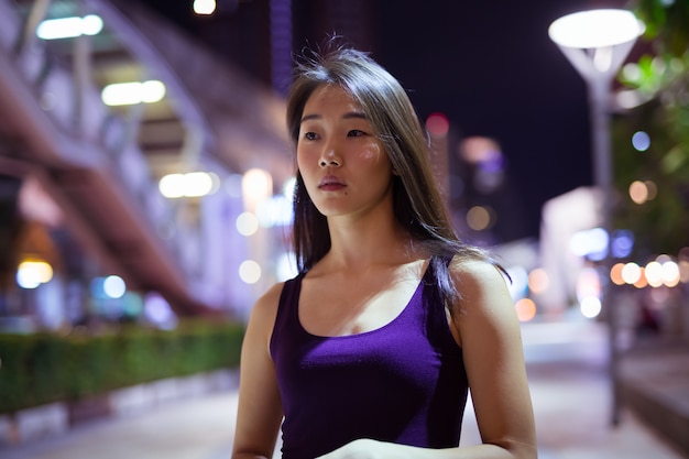 Retrato, de, hermoso, joven, mujer china, aire libre, por la noche