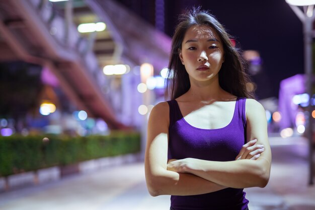 Retrato, de, hermoso, joven, mujer china, aire libre, por la noche