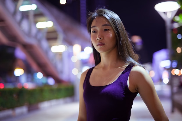 Retrato, de, hermoso, joven, mujer china, aire libre, por la noche