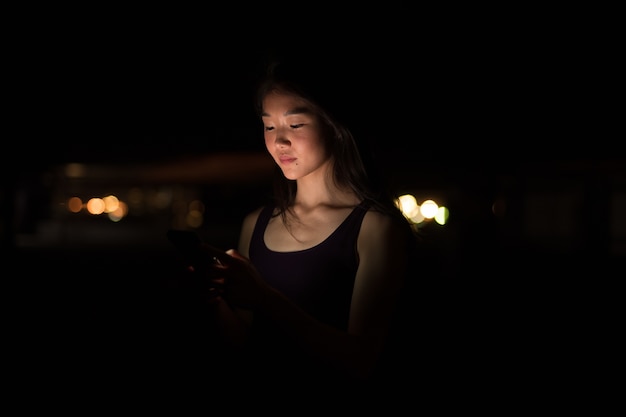 Retrato, de, hermoso, joven, mujer china, aire libre, por la noche