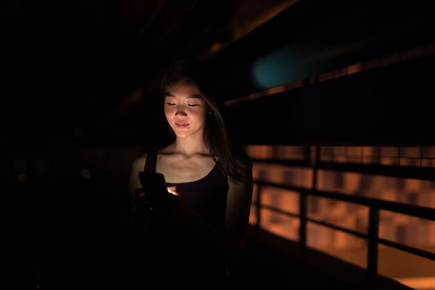 Retrato, de, hermoso, joven, mujer china, aire libre, por la noche