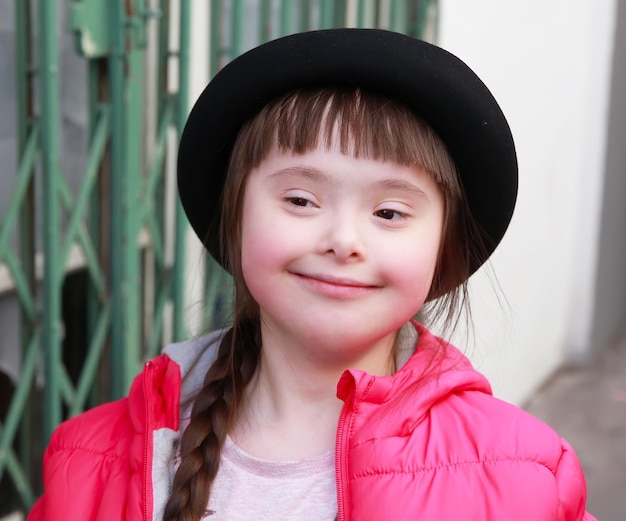 retrato, de, hermoso, joven, niña feliz