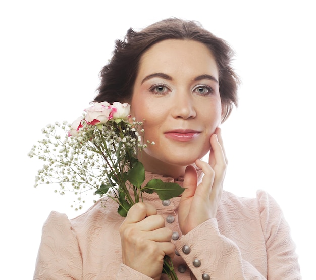 retrato, de, hermoso, joven, novia, llevando, vestido rosa, tenencia, flores, aislado, blanco, plano de fondo