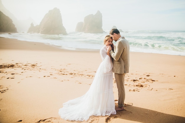 retrato, de, hermoso, joven, pareja de boda, en, playa