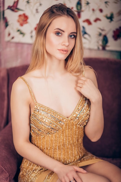 retrato, de, hermoso, joven, rubio, mujer, en, dorado, vestido