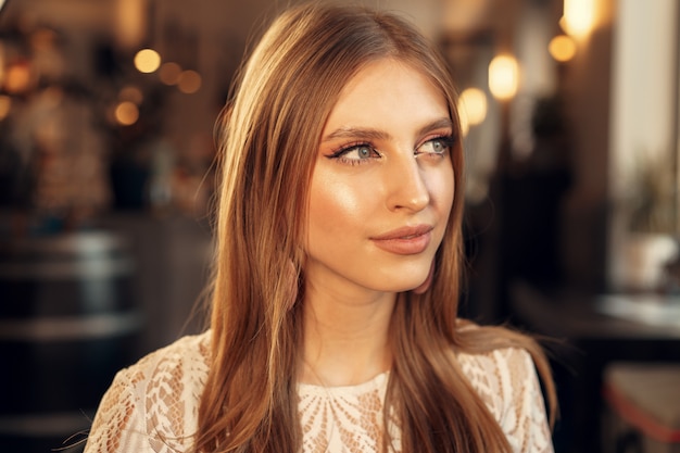 Retrato hermoso modelo femenino en un café