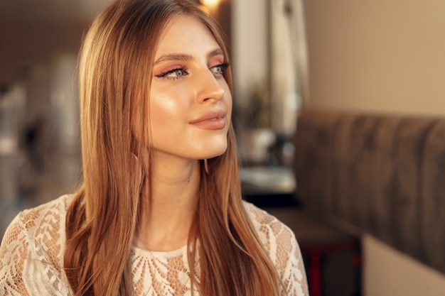 Retrato hermoso modelo femenino en un café