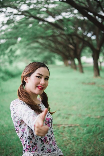 retrato, de, hermoso, mujer asiática, debajo, túnel, treeshappy, mujer, en, el, bosque, vendimia, styleretro