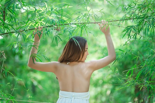 retrato, de, hermoso, mujer asiática, en, el, forestthailand, gente